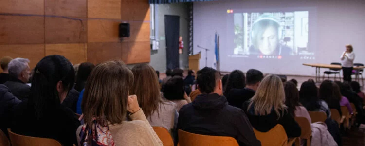 Imagen de una persona mayor sonriendo, con un título que dice Diplomatura en Liderazgo y Nueva Longevidad