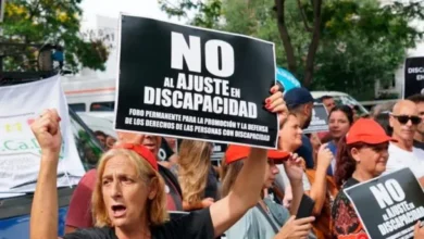 Imagen de personas con discapacidad protestando en la calle