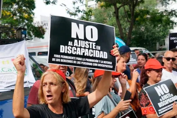 Imagen de personas con discapacidad protestando en la calle