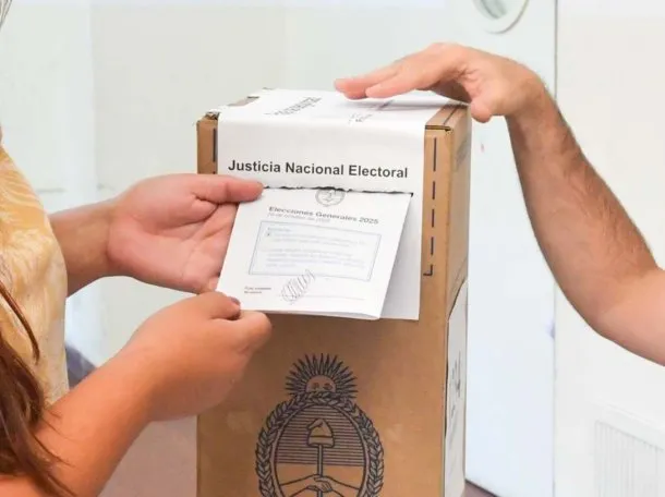 Imagen de una urna electoral con boletas y un lápiz, símbolo del proceso electoral.