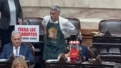 Esteban Paulón con un balde de pochoclos en el Congreso