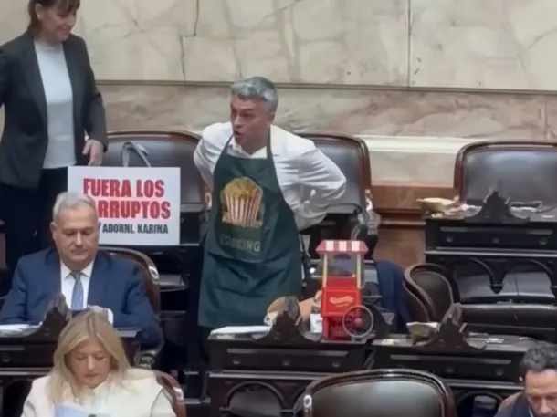 Esteban Paulón con un balde de pochoclos en el Congreso