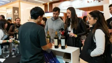 Imagen de la Expo Delicatessen & Vinos, con productores y emprendedores ofreciendo sus productos