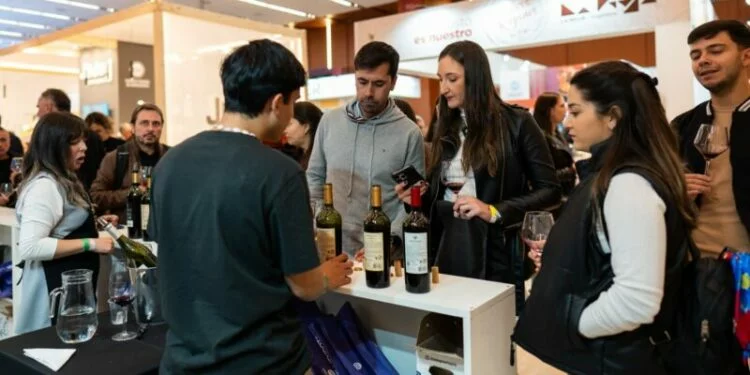 Imagen de la Expo Delicatessen & Vinos, con productores y emprendedores ofreciendo sus productos