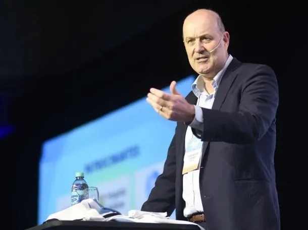 Federico Sturzenegger hablando sobre la inteligencia artificial en una conferencia