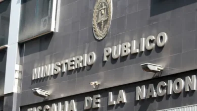 Imagen de un juez en una sala de tribunal, con una ley en la mano