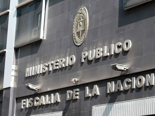 Imagen de un juez en una sala de tribunal, con una ley en la mano