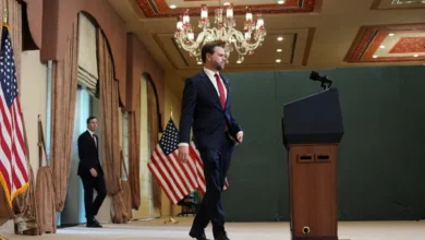 Mapa de Medio Oriente con banderas de Estados Unidos e Irán