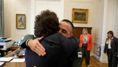 El gendarme Nahuel Gallo abraza al presidente Javier Milei en Casa Rosada