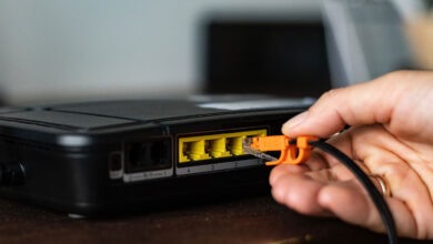 Imagen de una persona trabajando en una oficina con una conexión a internet rápida