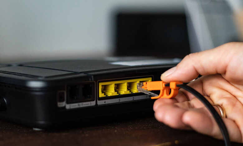 Imagen de una persona trabajando en una oficina con una conexión a internet rápida