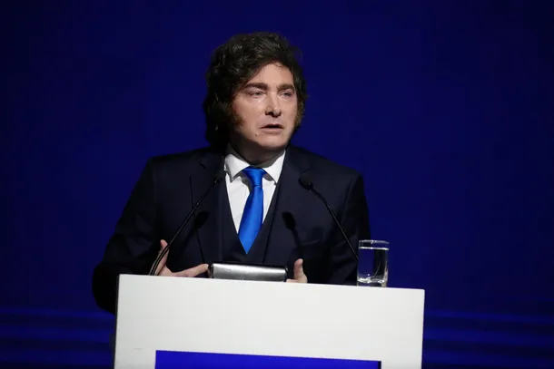 Javier Milei hablando en el AmCham Summit 2026