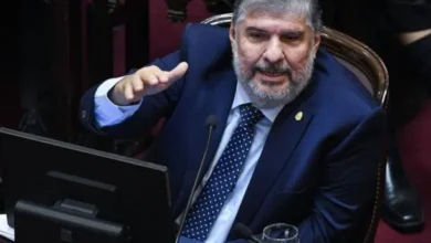 Imágenes de José Mayans y Manuel Adorni en el Congreso