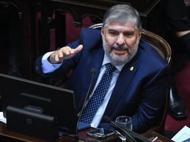 Imágenes de José Mayans y Manuel Adorni en el Congreso