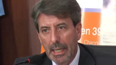 Imagen de un juez en una sala de tribunal, simbolizando la justicia