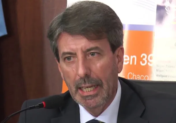 Imagen de un juez en una sala de tribunal, simbolizando la justicia