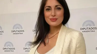 Juliana Santillán en una reunión