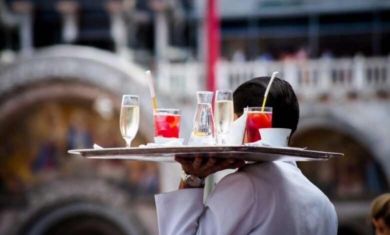 Imagen de un restaurante con camareros atendiendo a clientes