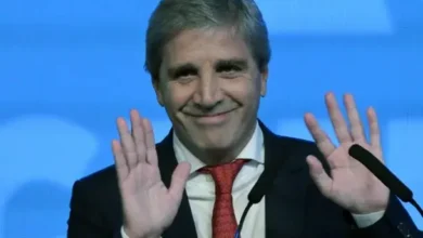 Luis Caputo, ministro de Economía, en una reunión con su equipo.