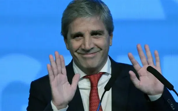 Luis Caputo, ministro de Economía, en una reunión con su equipo.