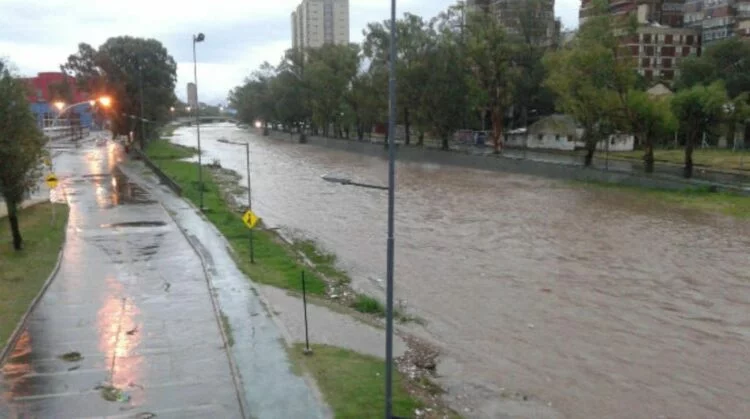 Imagen de una calle inundada en Córdoba durante el temporal