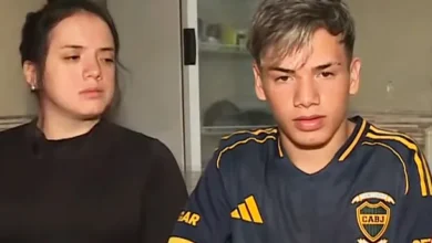 Imagen de un joven herido en el cuello