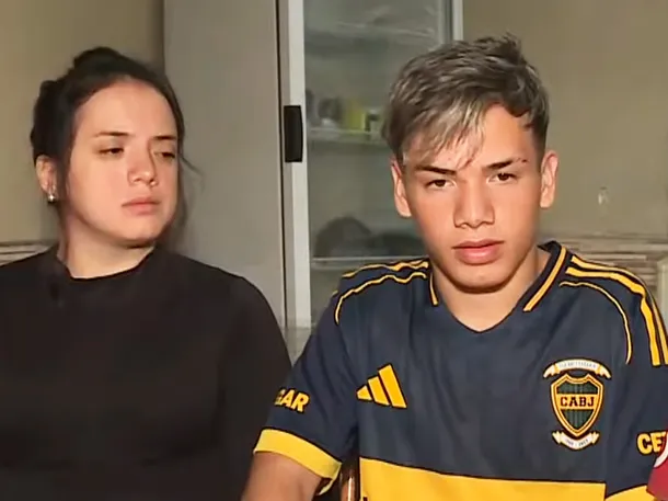 Imagen de un joven herido en el cuello