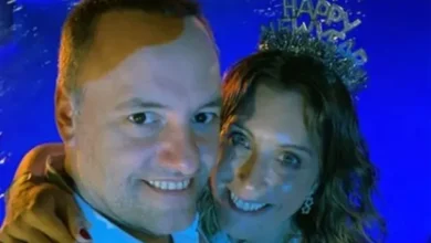 Manuel Adorni y su esposa en un evento público