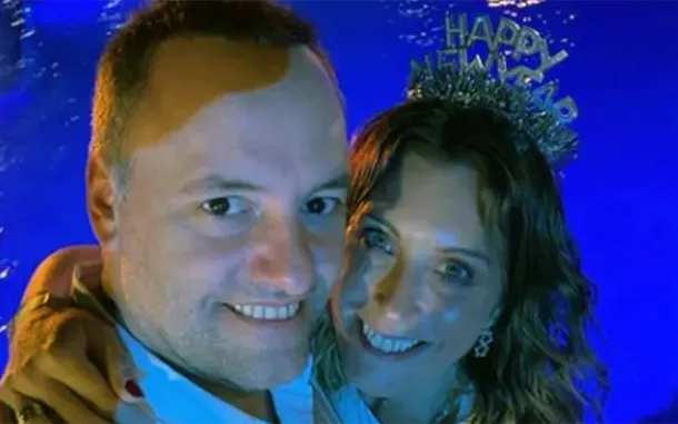 Manuel Adorni y su esposa en un evento público