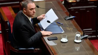 Manuel Adorni en una conferencia de prensa, con una actitud firme y decidida.