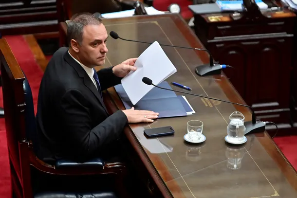 Manuel Adorni en una conferencia de prensa, con una actitud firme y decidida.