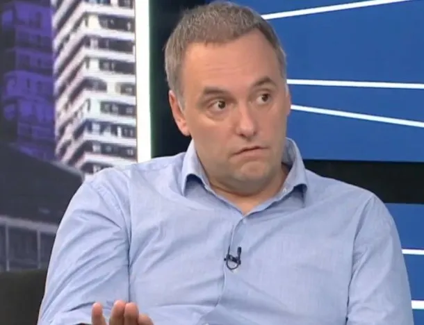 Manuel Adorni en una reunión oficial