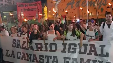 Manifestantes con antorchas en la marcha hacia el Obelisco