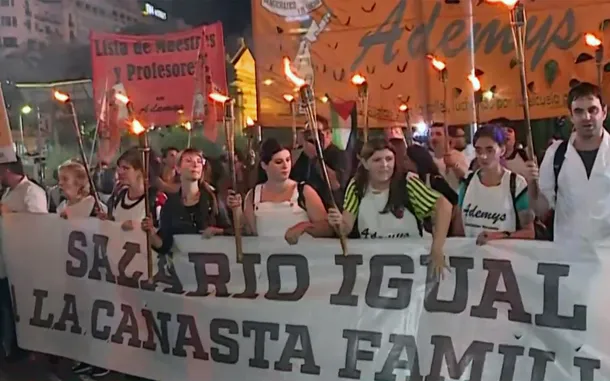 Manifestantes con antorchas en la marcha hacia el Obelisco