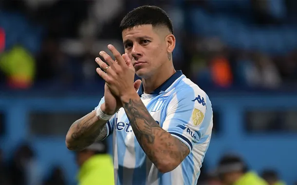 Marcos Rojo en acción durante el partido