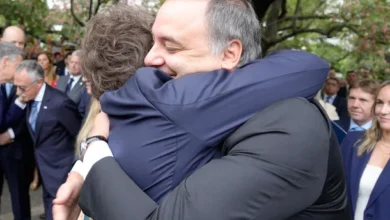 Javier Milei abraza a Manuel Adorni durante el acto por el Día del Veterano de Malvinas