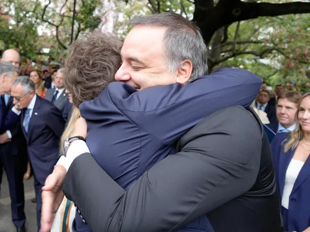 Javier Milei abraza a Manuel Adorni durante el acto por el Día del Veterano de Malvinas