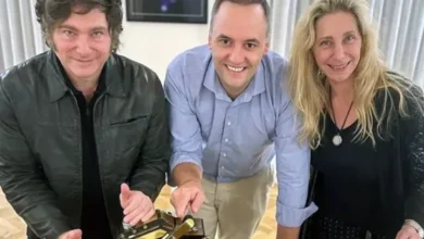 Manuel Adorni y su esposa en un evento oficial