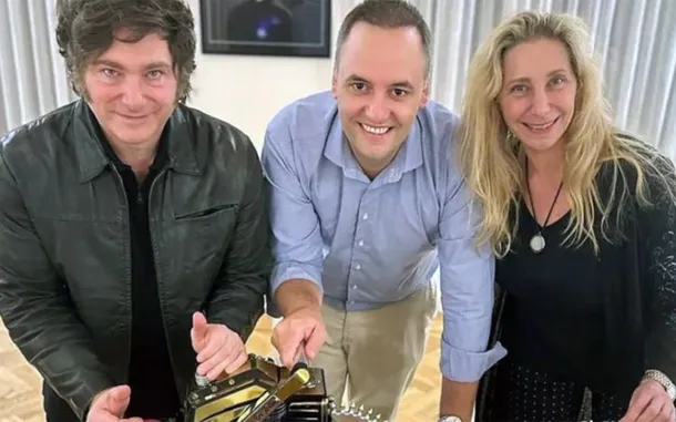 Manuel Adorni y su esposa en un evento oficial