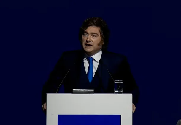 Javier Milei hablando en el AmCham Summit 2026