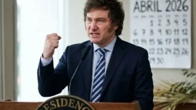 Imagen de la celebración del feriado del 30 de abril en Navarro, con banderas, globos y gente sonriente en la calle.