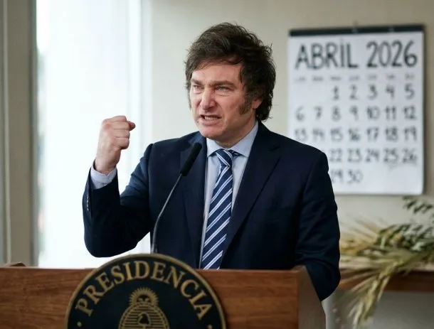 Imagen de la celebración del feriado del 30 de abril en Navarro, con banderas, globos y gente sonriente en la calle.