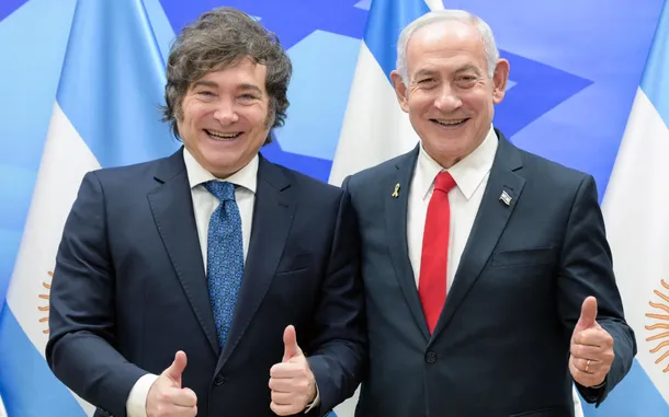 Javier Milei en el avión presidencial rumbo a Israel