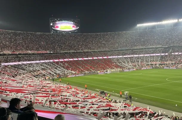Imagen del estadio Monumental lleno de fanáticos para el Superclásico