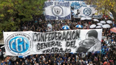 Imagen de una movilización en Plaza de Mayo con banderas y pancartas de la CGT