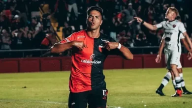 Nacho Lago y su novio en una foto juntos, sonriendo y abrazados.