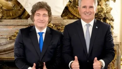 Imagen de una bandera argentina ondeando en el viento, simbolizando la soberanía sobre las Malvinas