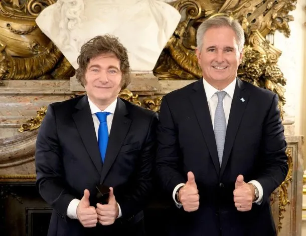 Imagen de una bandera argentina ondeando en el viento, simbolizando la soberanía sobre las Malvinas