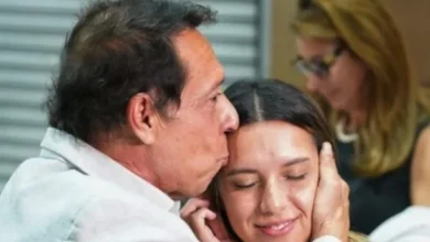 Agostina Páez y su padre en un evento público