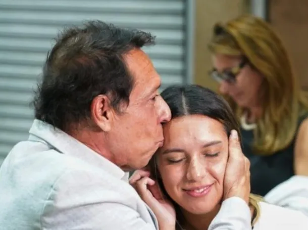 Agostina Páez y su padre en un evento público